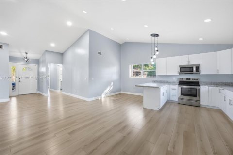 House in Homestead, Florida 3 bedrooms, 128.11 sq.m. № 1956870 - photo 7