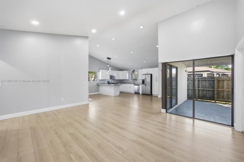 House in Homestead, Florida 3 bedrooms, 128.11 sq.m. № 1956870 - photo 5