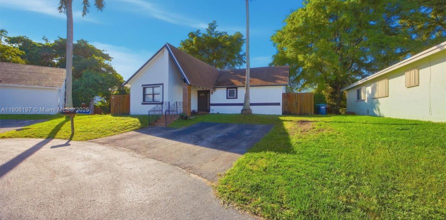 House in Homestead, Florida 3 bedrooms, 128.11 sq.m. № 1956870