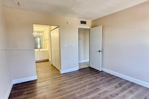 Copropriété à louer à Hialeah, Floride: 2 chambres, 84.91 m2 № 2075211 - photo 17