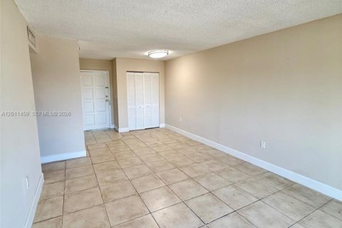 Copropriété à louer à Hialeah, Floride: 2 chambres, 84.91 m2 № 2075211 - photo 5