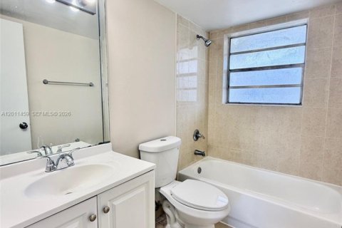 Copropriété à louer à Hialeah, Floride: 2 chambres, 84.91 m2 № 2075211 - photo 18