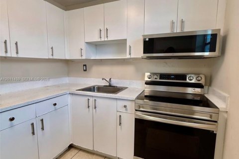 Copropriété à louer à Hialeah, Floride: 2 chambres, 84.91 m2 № 2075211 - photo 9
