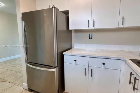 Copropriété à louer à Hialeah, Floride: 2 chambres, 84.91 m2 № 2075211 - photo 10