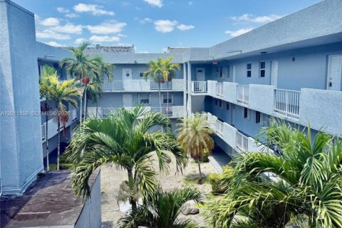 Copropriété à louer à Hialeah, Floride: 2 chambres, 84.91 m2 № 2075211 - photo 2