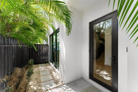 Propiedad comercial en venta en Miami, Florida, 432.92 m2 № 1922948 - foto 3