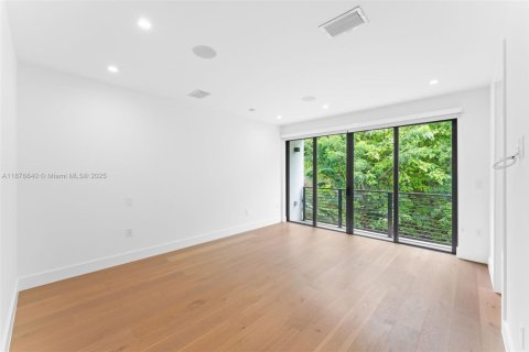 Propiedad comercial en venta en Miami, Florida, 432.92 m2 № 1922948 - foto 13