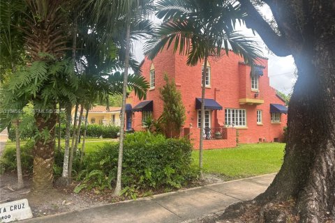 Снять в аренду виллу или дом в Корал-Гейблс, Флорида 3 спальни, 22.3м2, № 2005680 - фото 3