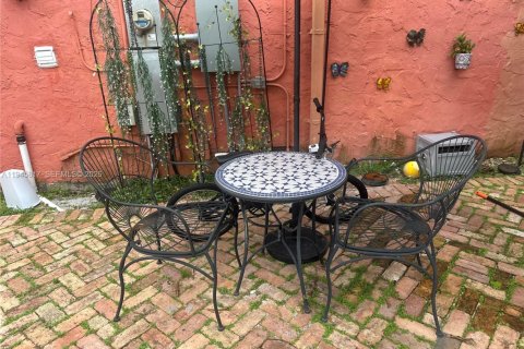 Снять в аренду виллу или дом в Корал-Гейблс, Флорида 3 спальни, 22.3м2, № 2005680 - фото 15