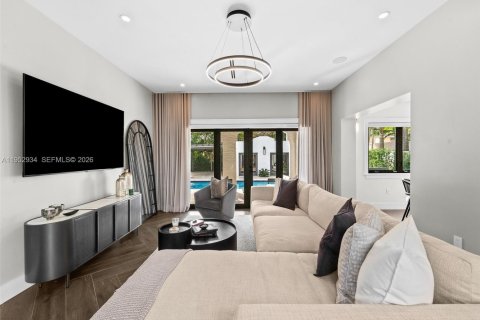 House in Coral Gables, Florida 4 bedrooms, 335.38 sq.m. № 2008834 - photo 19