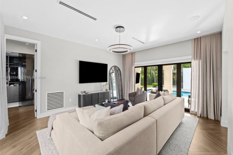 House in Coral Gables, Florida 4 bedrooms, 335.38 sq.m. № 2008834 - photo 18