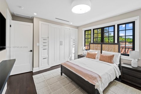 House in Coral Gables, Florida 4 bedrooms, 335.38 sq.m. № 2008834 - photo 29