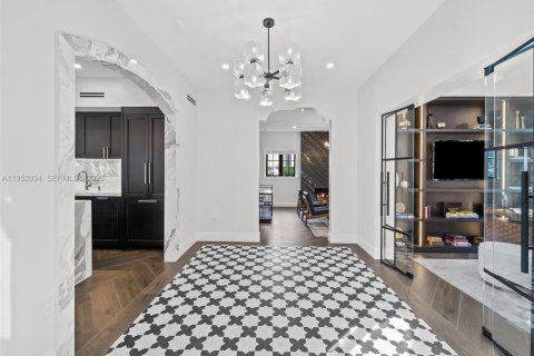 House in Coral Gables, Florida 4 bedrooms, 335.38 sq.m. № 2008834 - photo 8