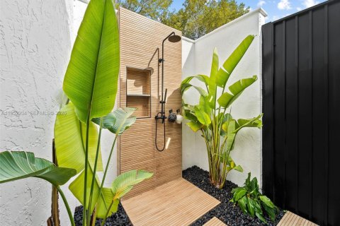 House in Coral Gables, Florida 4 bedrooms, 335.38 sq.m. № 2008834 - photo 26