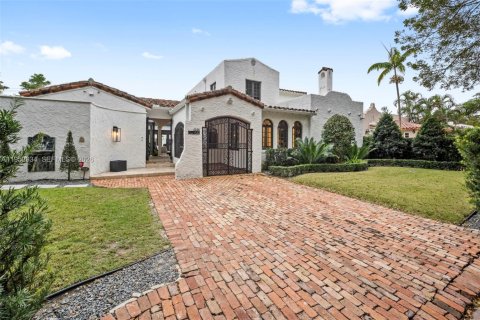 House in Coral Gables, Florida 4 bedrooms, 335.38 sq.m. № 2008834 - photo 4
