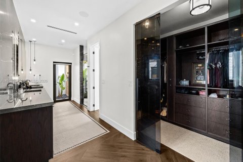 House in Coral Gables, Florida 4 bedrooms, 335.38 sq.m. № 2008834 - photo 23