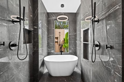 House in Coral Gables, Florida 4 bedrooms, 335.38 sq.m. № 2008834 - photo 25