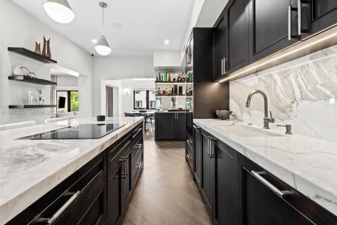 House in Coral Gables, Florida 4 bedrooms, 335.38 sq.m. № 2008834 - photo 16