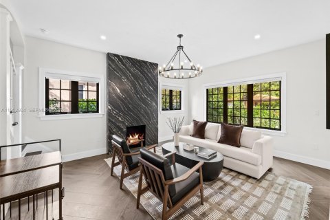 House in Coral Gables, Florida 4 bedrooms, 335.38 sq.m. № 2008834 - photo 12