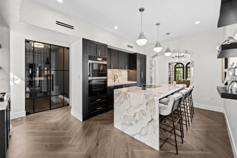 House in Coral Gables, Florida 4 bedrooms, 335.38 sq.m. № 2008834 - photo 14