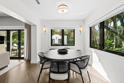House in Coral Gables, Florida 4 bedrooms, 335.38 sq.m. № 2008834 - photo 17