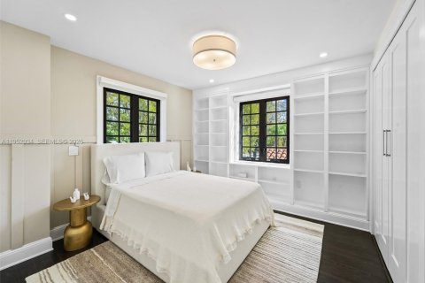House in Coral Gables, Florida 4 bedrooms, 335.38 sq.m. № 2008834 - photo 28