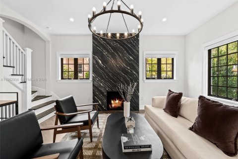 House in Coral Gables, Florida 4 bedrooms, 335.38 sq.m. № 2008834 - photo 11