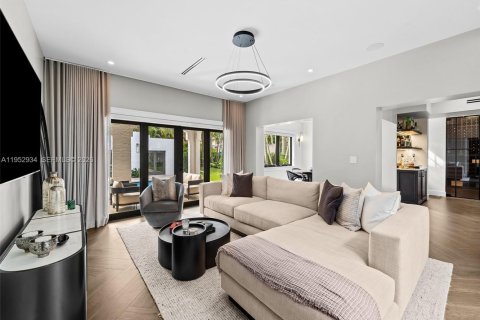 House in Coral Gables, Florida 4 bedrooms, 335.38 sq.m. № 2008834 - photo 20