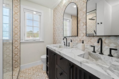 House in Coral Gables, Florida 4 bedrooms, 335.38 sq.m. № 2008834 - photo 30