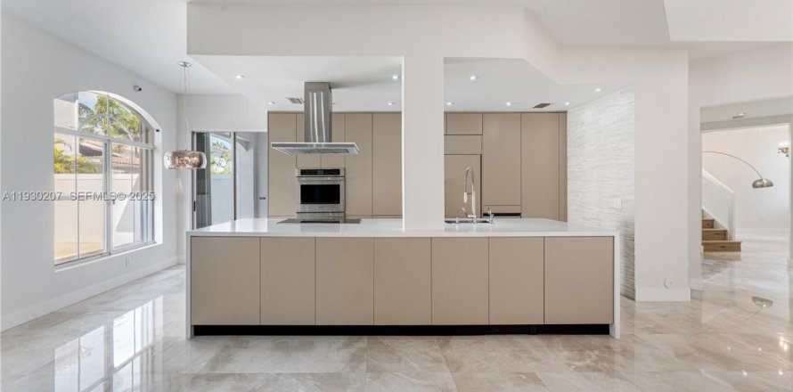 Дом в Авентура, Флорида 5 спален, 267.28м2 № 2034245