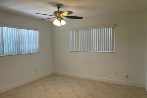 Condo in North Palm Beach, Florida, 2 bedrooms № 2147325 - photo 8