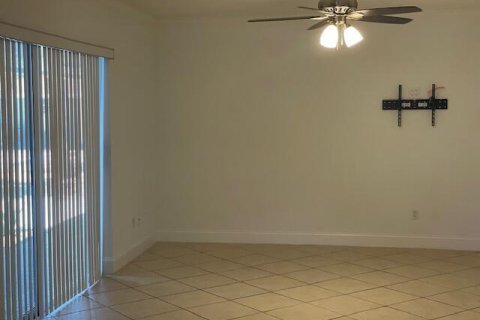 Condo in North Palm Beach, Florida, 2 bedrooms № 2147325 - photo 4