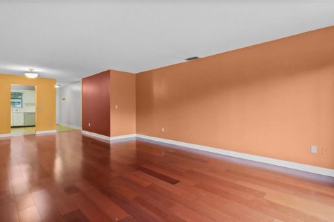 Condo in Saint Petersburg, Florida, 2 bedrooms  № 1905655 - photo 5