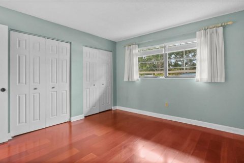 Condo in Saint Petersburg, Florida, 2 bedrooms  № 1905655 - photo 16