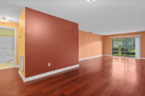 Condo in Saint Petersburg, Florida, 2 bedrooms  № 1905655 - photo 3