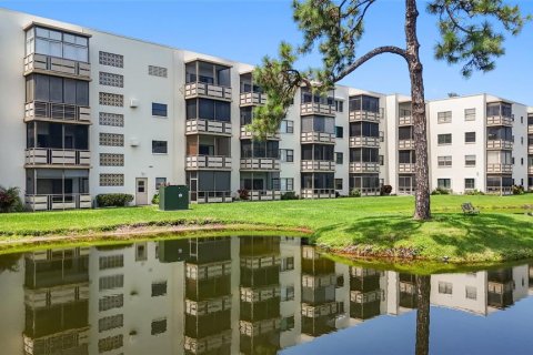 Condo in Saint Petersburg, Florida, 2 bedrooms  № 1905655 - photo 1