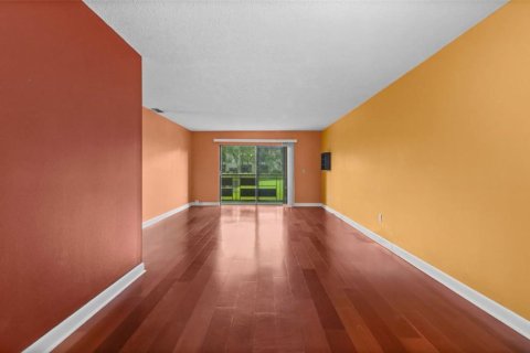 Condo in Saint Petersburg, Florida, 2 bedrooms  № 1905655 - photo 6