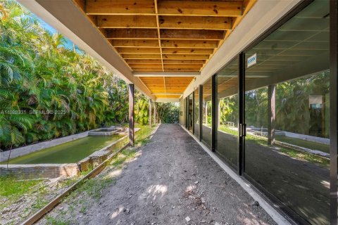 House in Miami, Florida 5 bedrooms, 339.09 sq.m. № 2035546 - photo 14