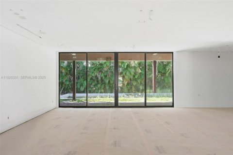 House in Miami, Florida 5 bedrooms, 339.09 sq.m. № 2035546 - photo 7