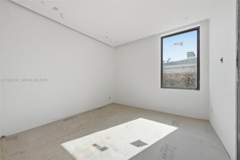 House in Miami, Florida 5 bedrooms, 339.09 sq.m. № 2035546 - photo 28