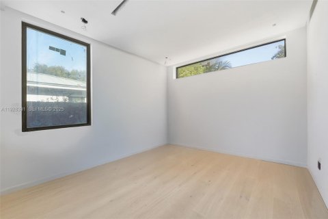 House in Miami, Florida 5 bedrooms, 339.09 sq.m. № 2035546 - photo 23