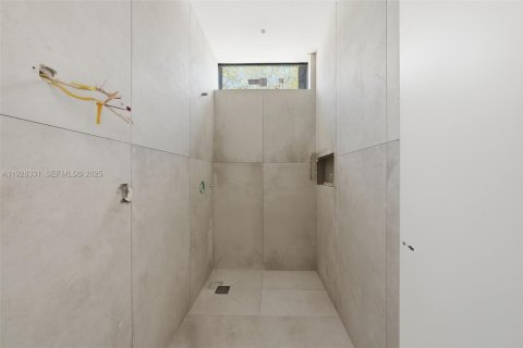 House in Miami, Florida 5 bedrooms, 339.09 sq.m. № 2035546 - photo 25