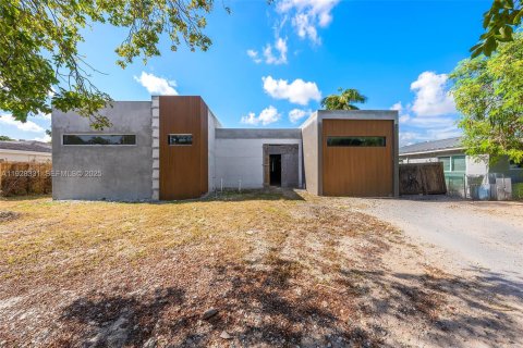 House in Miami, Florida 5 bedrooms, 339.09 sq.m. № 2035546 - photo 2