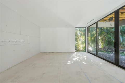House in Miami, Florida 5 bedrooms, 339.09 sq.m. № 2035546 - photo 10
