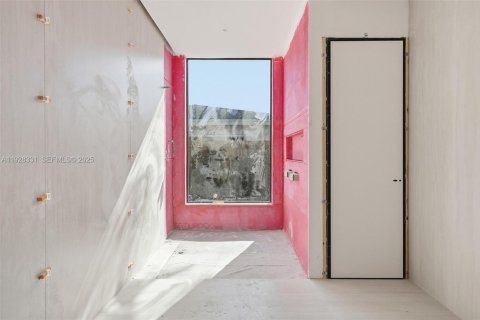 House in Miami, Florida 5 bedrooms, 339.09 sq.m. № 2035546 - photo 17