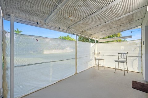 House in Miami, Florida 3 bedrooms, 179.86 sq.m. № 2085763 - photo 21