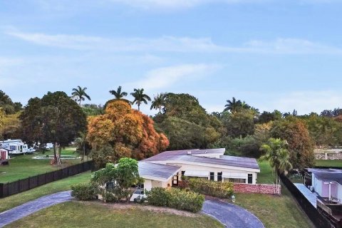 House in Miami, Florida 3 bedrooms, 179.86 sq.m. № 2085763 - photo 1