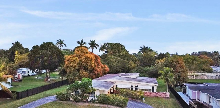 House in Miami, Florida 3 bedrooms, 179.86 sq.m. № 2085763