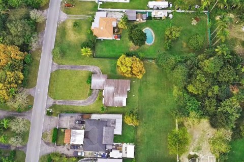 House in Miami, Florida 3 bedrooms, 179.86 sq.m. № 2085763 - photo 10