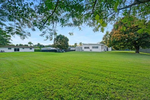 House in Miami, Florida 3 bedrooms, 179.86 sq.m. № 2085763 - photo 16